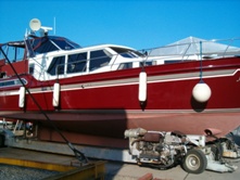 de hydraulisch aangedreven bootwagen brengt het jacht op zijn plaats